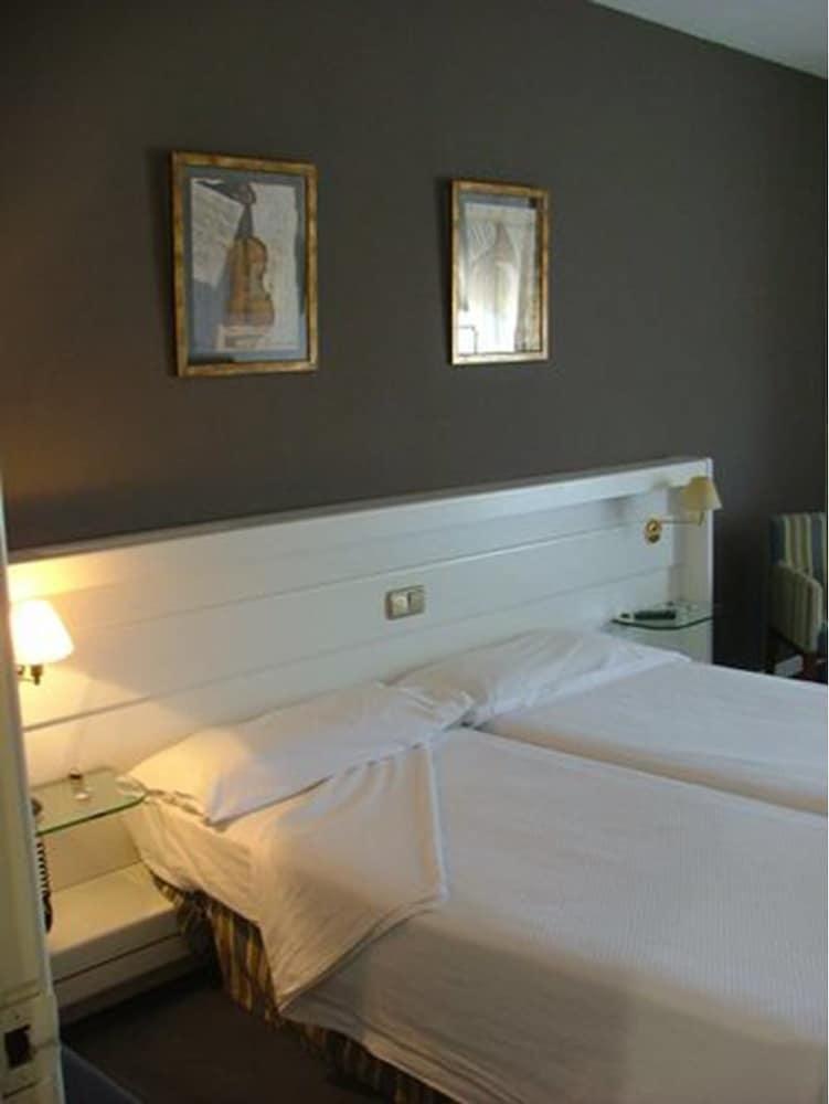 Hotel Las Cigueenas Trujillo Εξωτερικό φωτογραφία